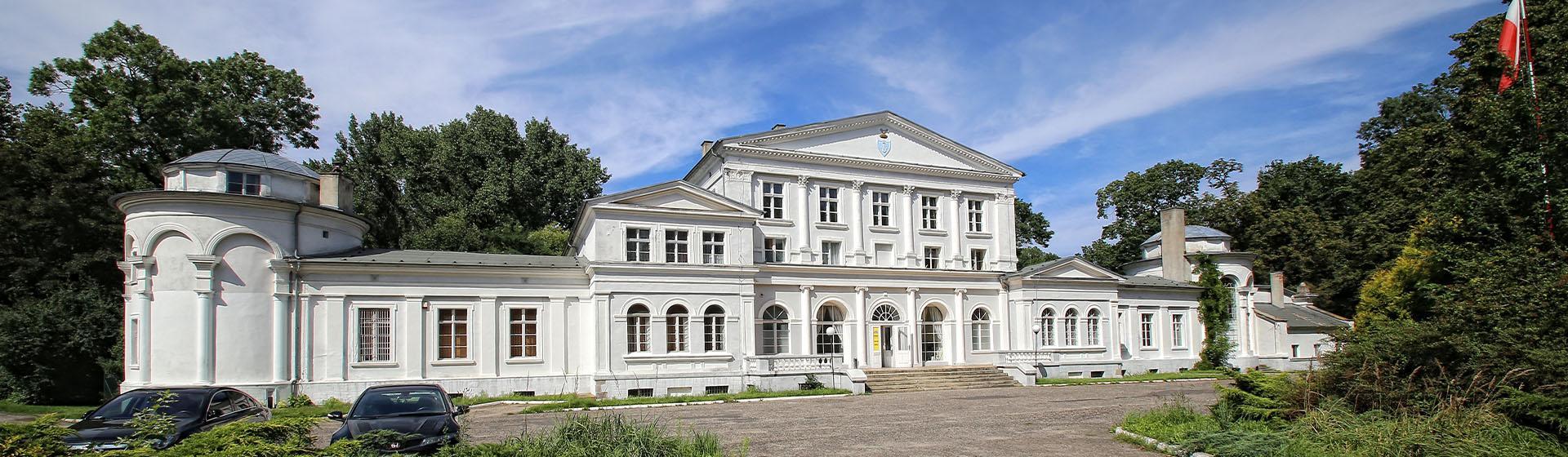 Duży biały budynek
